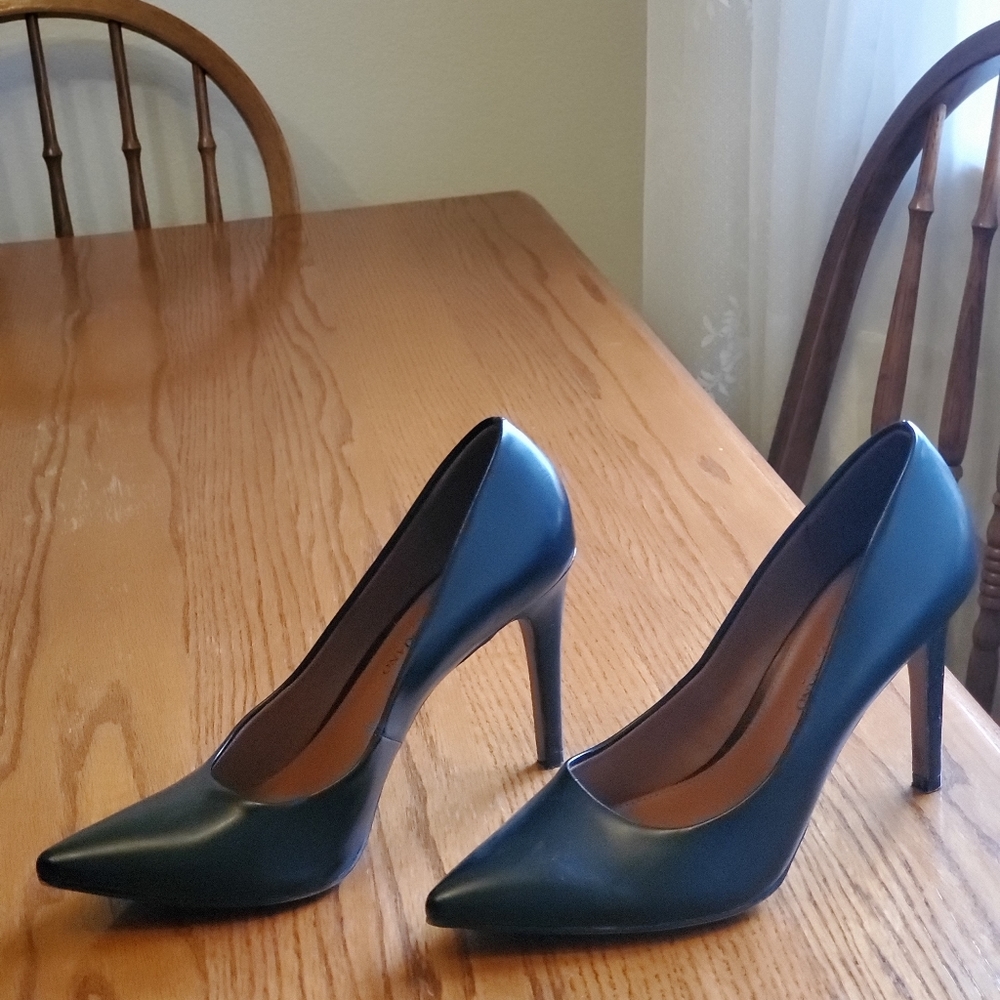 Women's black Christian Siriano pumps